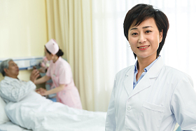 医务工作者和患者在病房