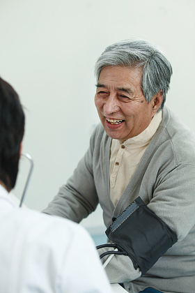 医务工作者和患者在医生办公室