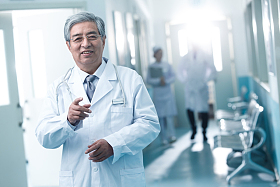 医务工作者在医院走廊图片