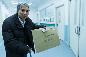 生病的老人在医院