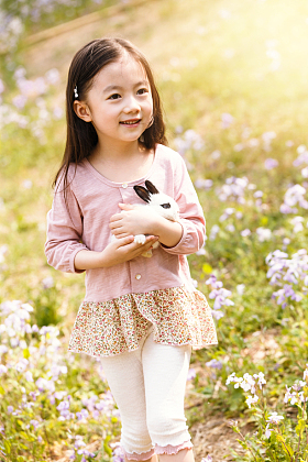 可爱的女孩在户外