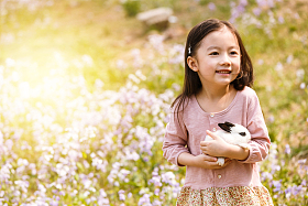 可爱的女孩在户外