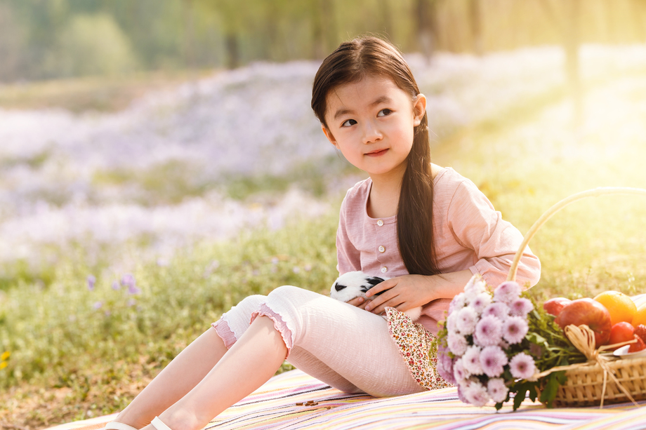可爱的女孩在户外