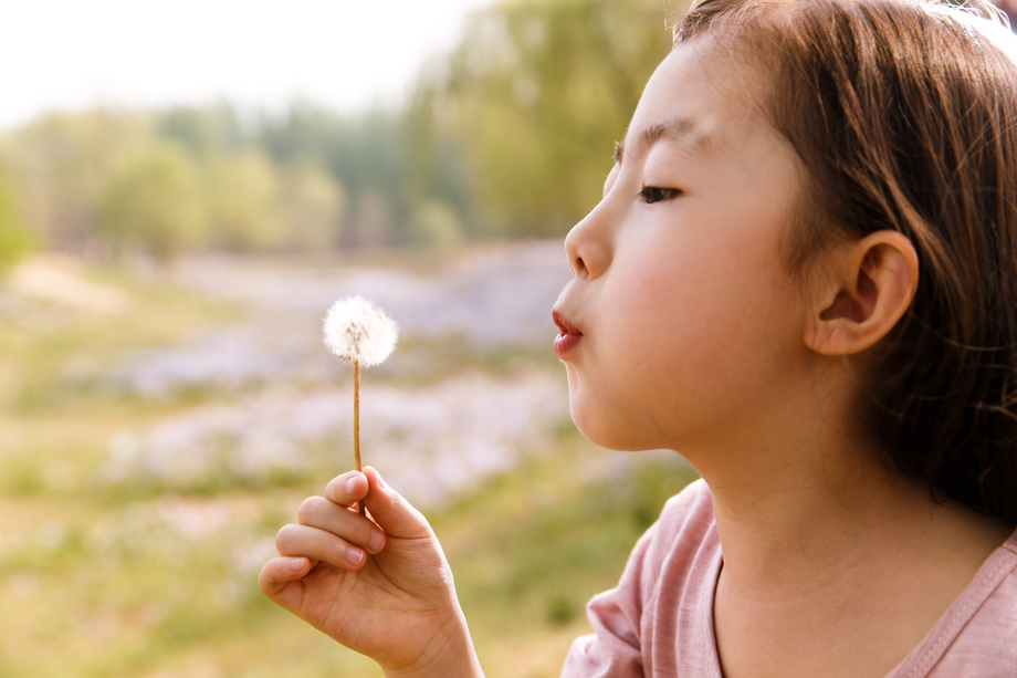 可爱的女孩在户外 可爱的女孩在户外