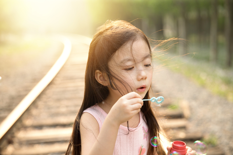 可爱的女孩在户外照片