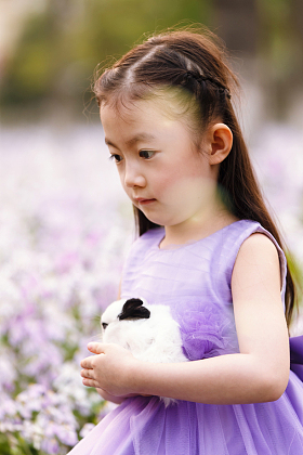 可爱的女孩在户外