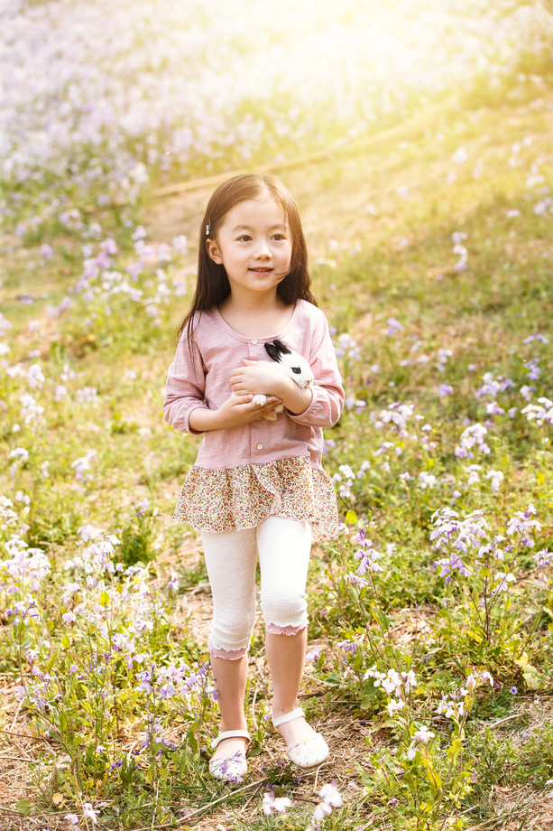 可爱的女孩在户外图片 可爱的女孩在户外图片