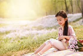 可爱的女孩在户外图片