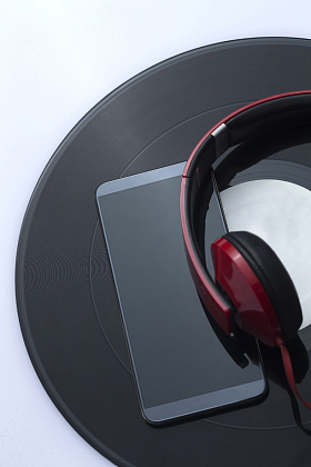 手机和耳机图片