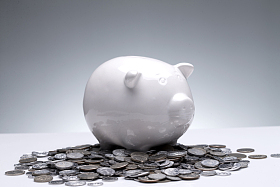 硬币和储蓄罐照片