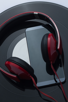 手机和耳机照片