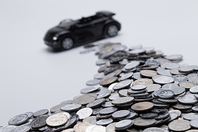 硬币和汽车模型图片