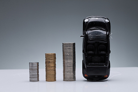 硬币和汽车模型照片