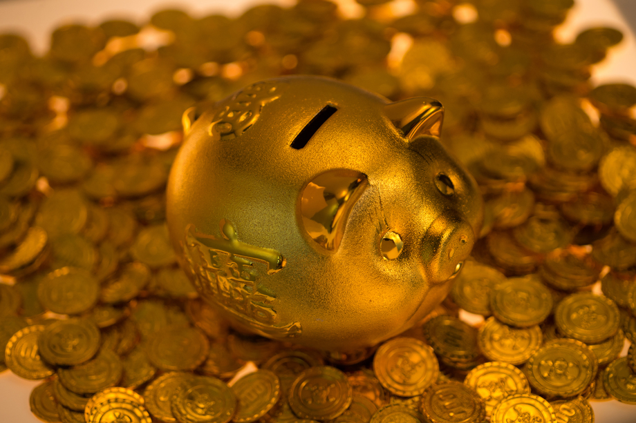 金币和存钱罐照片 金币和存钱罐照片