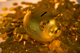 金币和存钱罐照片