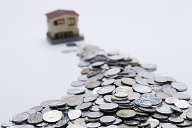 硬币和房屋模型照片