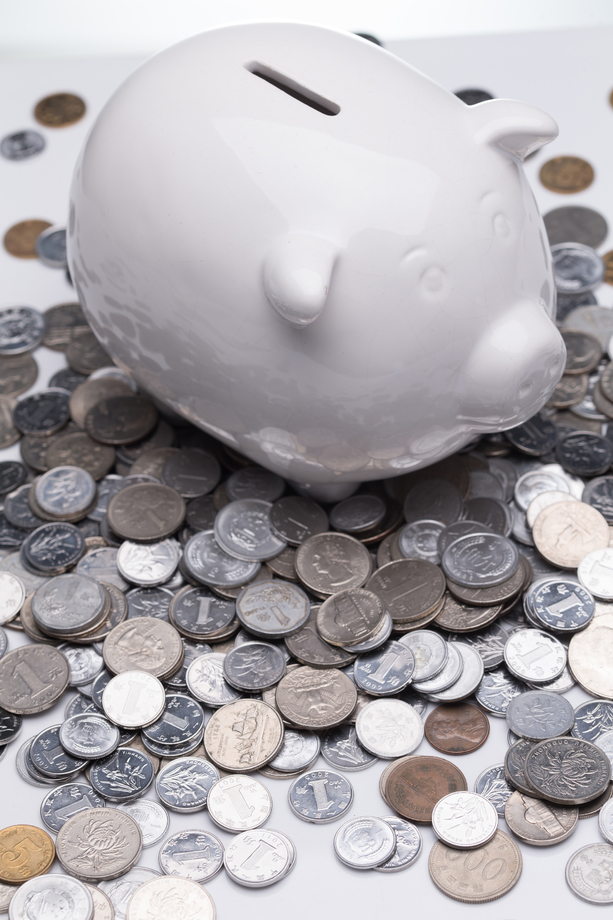 硬币和储蓄罐图片