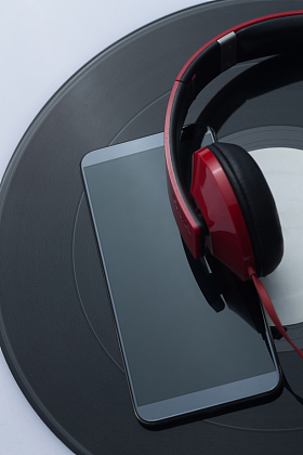 手机和耳机图片