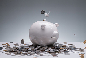 硬币和储蓄罐照片