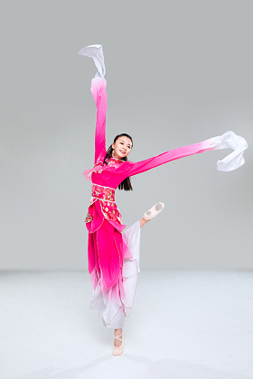 穿着传统服装的女人照片