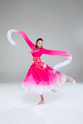 穿着传统服装的女人图片