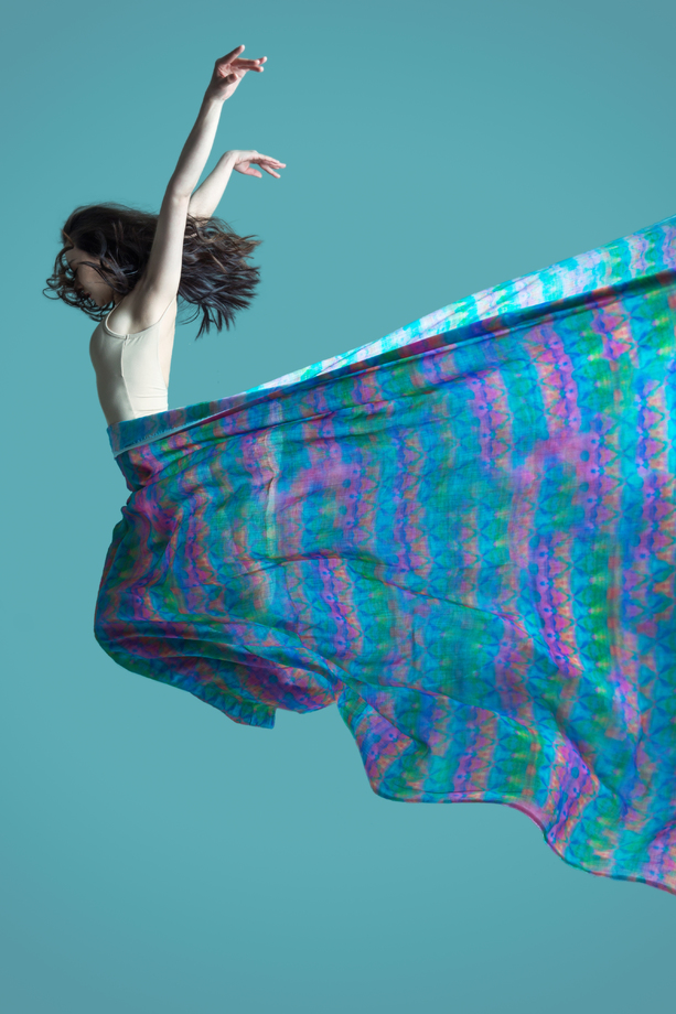 青年女人在跳舞 青年女人在跳舞