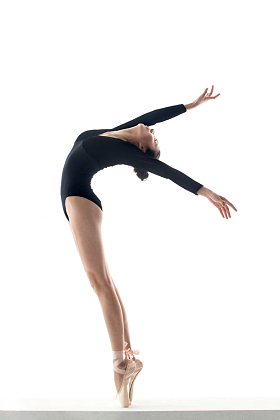 青年女人在跳芭蕾舞