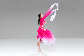 穿着传统服装的女人