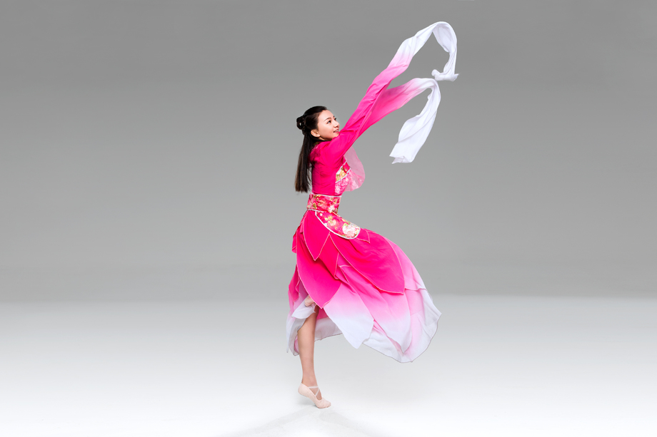 穿着传统服装的女人 穿着传统服装的女人