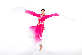 穿着传统服装的女人