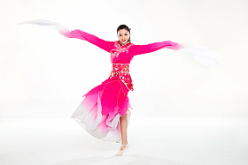 穿着传统服装的女人照片