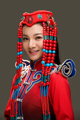 穿着蒙古族服饰的女人