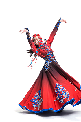 穿着蒙古族服饰的女人