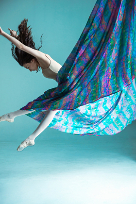 青年女人在跳舞