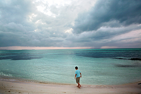 小男孩在海边玩耍