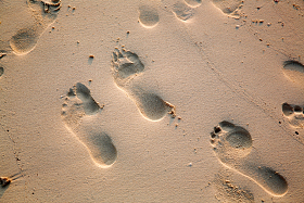 沙滩脚印