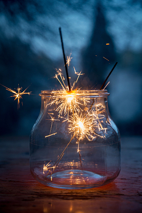 放在瓶子里的烟花照片