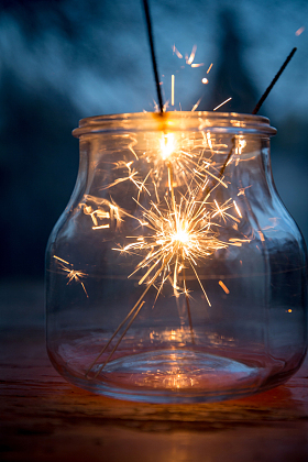 放在瓶子里的烟花图片