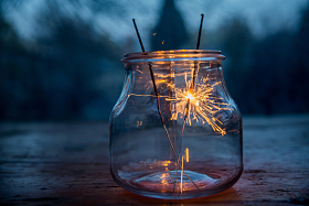 放在瓶子里的烟花图片