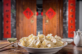 春节吃饺子图片