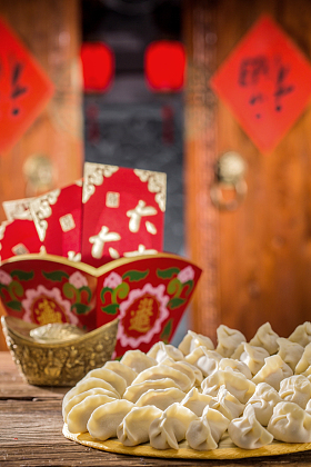 春节包饺子图片