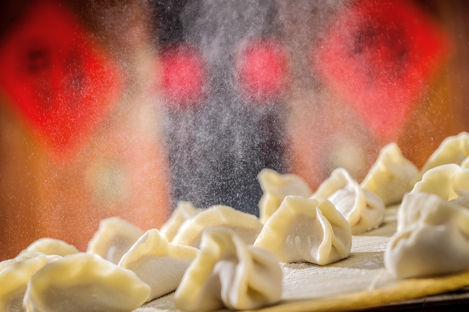 春节包饺子图片