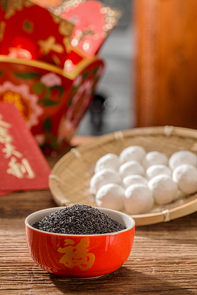 元宵和黑芝麻图片