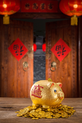 存钱罐和金币照片