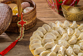 新年包饺子图片