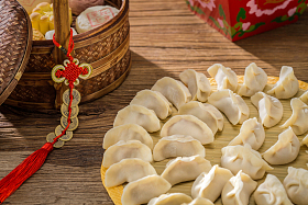 新年包饺子