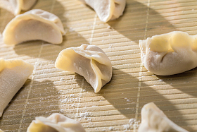 新年包饺子图片