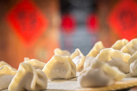 新年包饺子照片