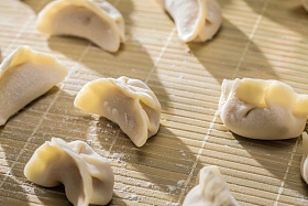 新年包饺子图片