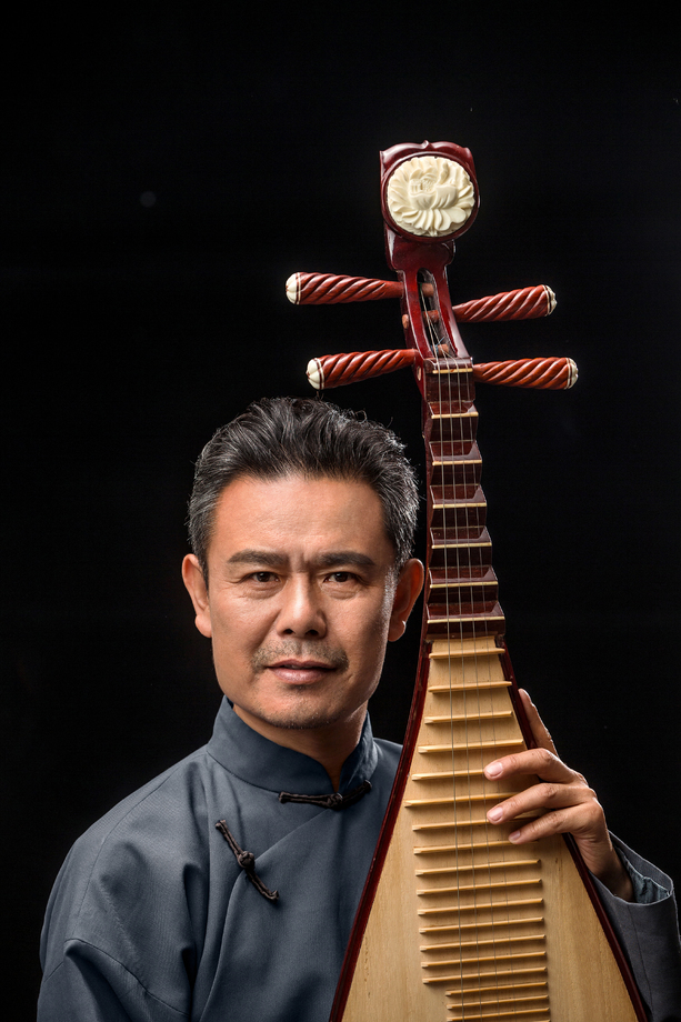 男艺术家在弹琵琶 男艺术家在弹琵琶